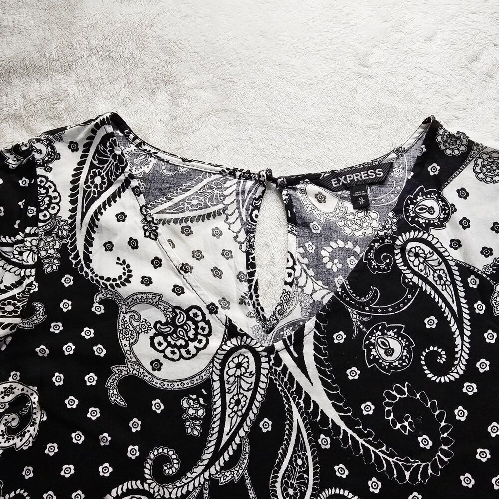 Express ✦ Paisley Bell Sleeve Blouse ✦ Black White Keyhole Back XS EUC - Picture 6 of 12